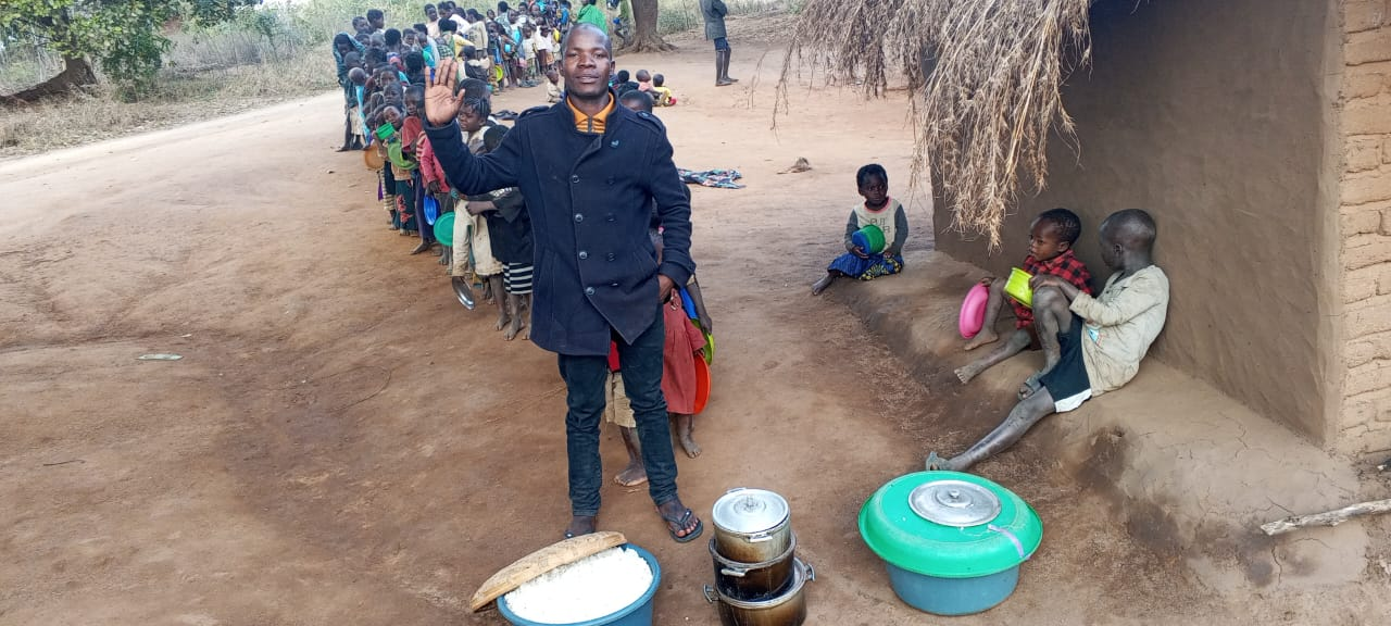 Pessoas sendo ajudadas pela For África Mission 1