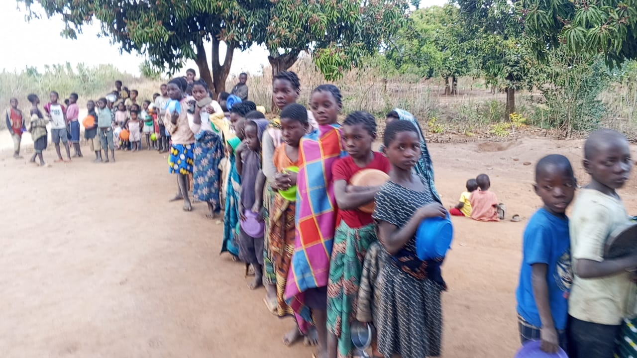 Pessoas sendo ajudadas pela For África Mission 3