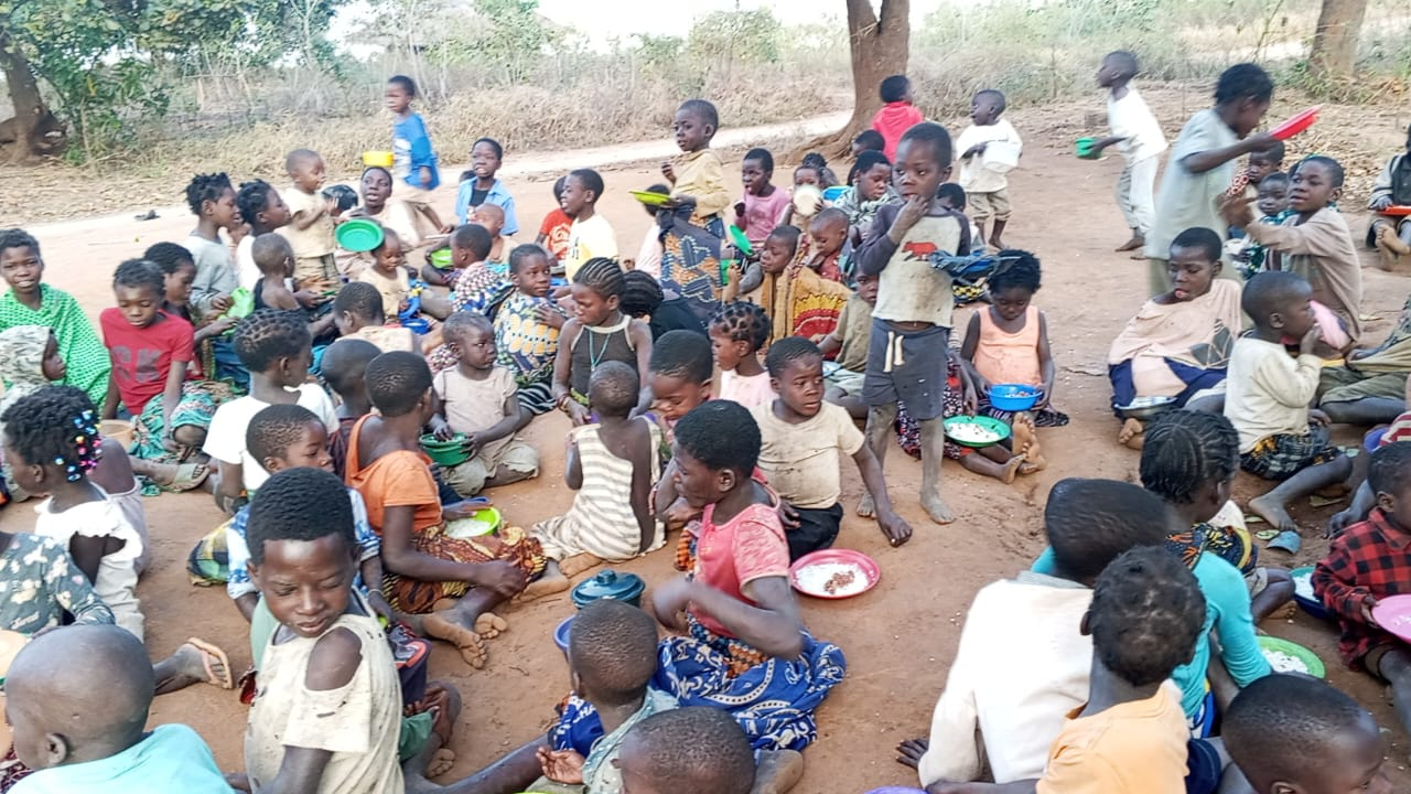 Pessoas sendo ajudadas pela For África Mission 2